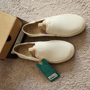 OluKai Waialua Mesh, W size 8, Off White/Dahlia, NWT